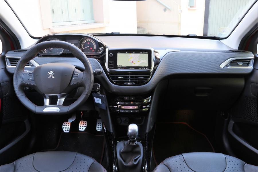 Торпедо Peugeot 2008 GT Line 2016 года  (фото 2 из 42)